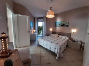 ein Schlafzimmer mit einem Bett und einem Tisch und einem Fenster in der Unterkunft villa incanto in Zambrone + 19 Fotos