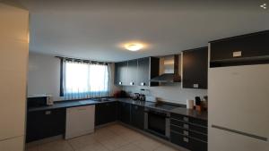 Kuchyň nebo kuchyňský kout v ubytování Sensacional Chalet Adosado de lujo "Vacaciones todo el año"