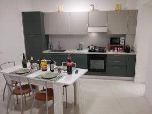 Kuchyňa alebo kuchynka v ubytovaní Urban Home