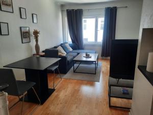 een woonkamer met een bank en een tafel bij Agi in Oslo