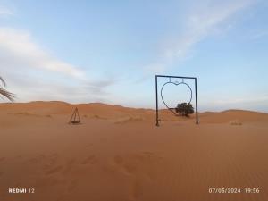 een hoepel in het zand in de woestijn bij Kasbah Mohayut in Merzouga