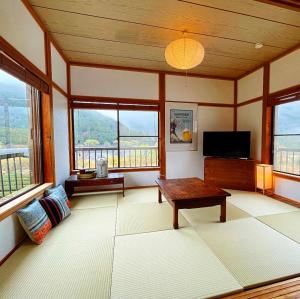 TV a/nebo společenská místnost v ubytování 一棟貸し宿 Kanata Riverview House