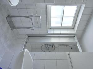 ein Bad mit einer Dusche, einem Fenster und einem WC in der Unterkunft Ferienwohnung MH3 "Summer Breeze" in Rostock