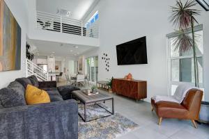 棕櫚泉的住宿－The Luxe Vibe，带沙发和电视的客厅