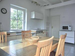 een keuken met een houten tafel met stoelen en een eetkamer bij Ferienwohnung MH2 "Sunrise" in Rostock