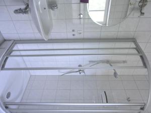 een badkamer met een wastafel en een spiegel bij Ferienwohnung MH2 "Sunrise" in Rostock