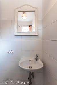 ミッテンヴァルトにあるFewo Jaiswegのバスルーム(白い洗面台、鏡付)