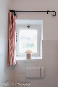 a window in a bathroom with a white tiled bathroom at Fewo Jaisweg in Mittenwald