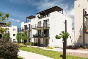 a white apartment building with a black roof at Fantástico departamento en San Miguel de Allende in San Miguel de Allende