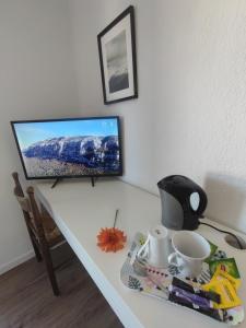TV a/nebo společenská místnost v ubytování L'Aiglon Bylitis
