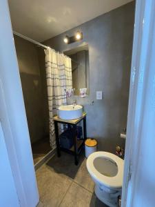Un baño con lavabo e inodoro en Los Dones Departamentos DAT, en San Carlos de Bariloche