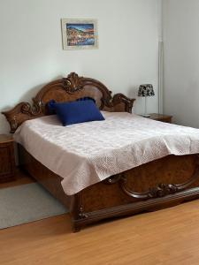 ein Bett mit blauem Kissen in einem Schlafzimmer in der Unterkunft Day & Night Apartment in Ćuprija