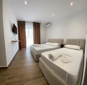 pokój hotelowy z 2 łóżkami w pokoju w obiekcie Vila Beqja w Durrës