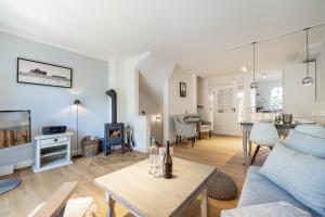 a living room with a couch and a table at Haus Strandlaeufer in Keitum