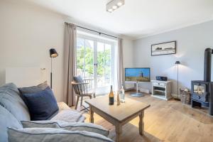 a living room with a couch and a table at Haus Strandlaeufer in Keitum