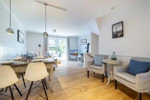 a living room with a dining table and chairs at Haus Strandlaeufer in Keitum +28 photos