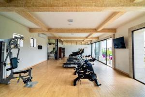 a gym with several treadmills and a row of exercise bikes at Fantástico departamento en San Miguel de Allende in San Miguel de Allende