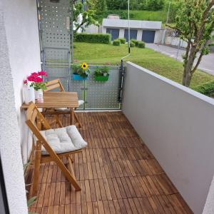 uma varanda com uma mesa e cadeiras e uma mesa em Apartment Arianna Sachsenheim em Sachsenheim