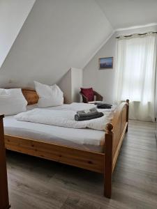 En eller flere senge i et værelse på Ferienwohnung Sommerglanz- Maisonette
