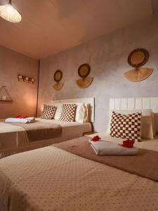 sypialnia z 2 łóżkami i kanapą w obiekcie Martinelli Residence w mieście Fernando de Noronha
