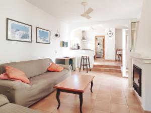 uma sala de estar com um sofá e uma mesa em Casa Rainer em Es Figueral Beach