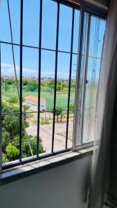 een raam met uitzicht op een veld bij Fortal Flat in Fortaleza