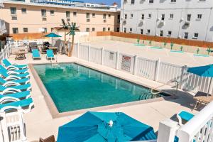 Bazén v ubytování Buttercup Suites Wildwood Crest Beach nebo v jeho okolí