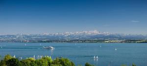 un gran cuerpo de agua con un barco dentro en Hotel Gästehaus Stock Zimmer Wasserfall, en Friedrichshafen