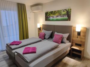 Postel nebo postele na pokoji v ubytování Hotel Gästehaus Stock Zimmer Wasserfall
