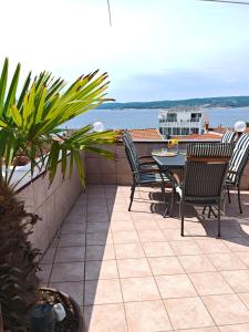 a patio with chairs and a table on a balcony at Apartman Vera in Crikvenica