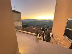 una vista dal balcone di un edificio con un tramonto di Casa indipendente a due passi dal Centro Storico a San Marino
