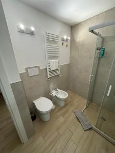 La salle de bains est pourvue de toilettes, d'une douche et d'un lavabo. dans l'établissement Casa indipendente a due passi dal Centro Storico, à Saint-Marin