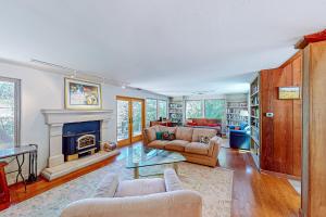 a living room with a couch and a fireplace at Casa Pinostella in Templeton