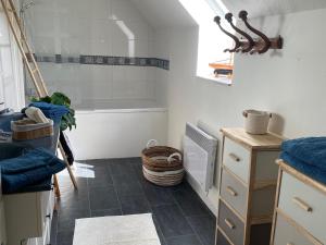 un bagno con vasca e lavandino di Maison verdoyante avec piscine, 5 min du Mans - FR-1-410-443 a La Chapelle-Saint-Aubin Altre 8 foto