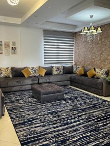 sala de estar con sofá y alfombra en La Remaz 35, en El Jadida