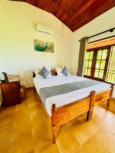 sypialnia z dużym łóżkiem w pokoju w obiekcie Lake View Cottage w mieście Tissamaharama