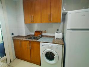 Kuchyň nebo kuchyňský kout v ubytování ACV - El Cano-1ª linea planta 2 frontal 3H