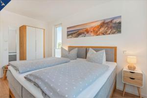 ein Schlafzimmer mit 2 Betten und einem Wandgemälde in der Unterkunft An der Haffküste Ferienwohnung Heimat Hafen in Zirchow