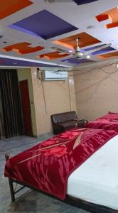 une chambre avec un lit dans une chambre avec un plafond dans l'établissement H-J Family Hotel, à Lahore