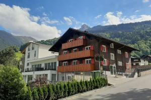 un edificio con una buhardilla frente a una montaña en Drei Türme Top A4, en Schruns