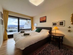 a bedroom with a large bed with a large window at La Terrasse in Sipplingen