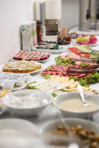 una mesa con muchos platos de comida. en Nemi Hotel Baku en Bakú