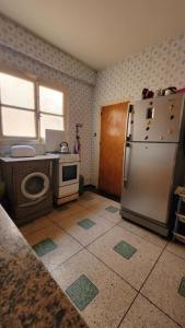 Una cocina con refrigerador y fregadero. en Nador centre ville, en Nador