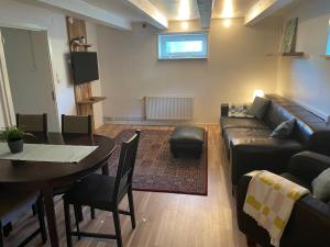 ein Wohnzimmer mit einem Sofa und einem Tisch in der Unterkunft Vollmers in Malmö