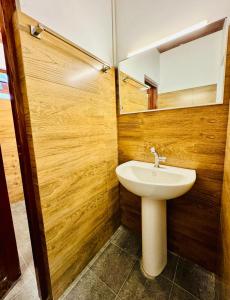 La salle de bains est pourvue d'un lavabo et d'un miroir. dans l'établissement Lake View Cottage, à Tissamaharama