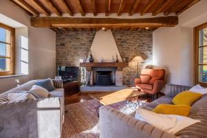 sala de estar con sofás y chimenea en Casa Bachella, en Bagni di Lucca