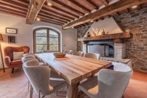 comedor con mesa de madera y sillas en Casa Bachella, en Bagni di Lucca
