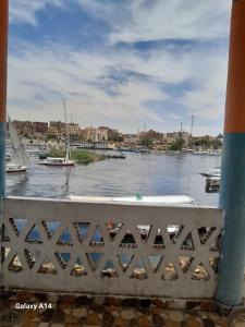 een uitzicht op een waterlichaam met boten bij NiLe ViEW RANA NUbian Guest HOUES in Aswan