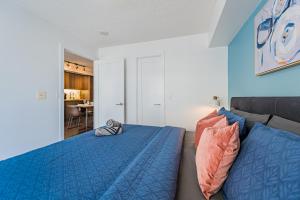 Llit o llits en una habitació de City Suites Toronto Downtown