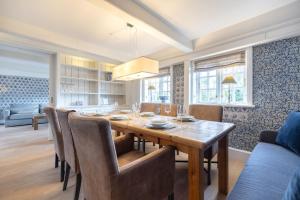 a dining room with a wooden table and chairs at Victoria in Keitum